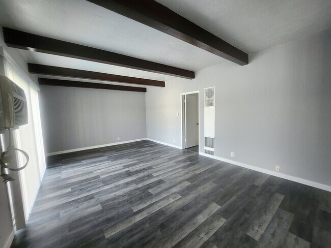 Building Photo - 425 N Hobart Blvd