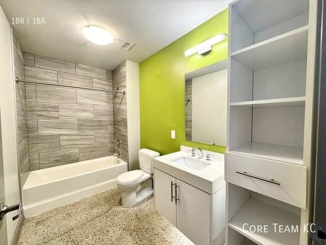 Building Photo - 306 E 12th St