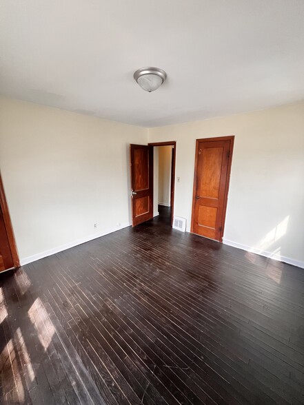 Main bedroom - 4344 -4346 N Sherman Blvd