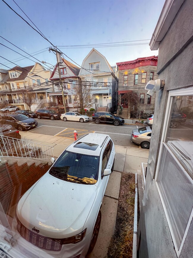 Building Photo - 66 46th St