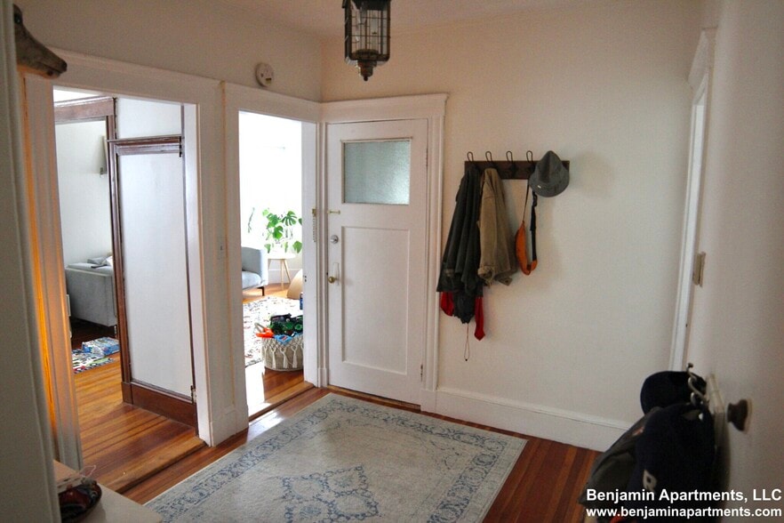 Entry / Foyer - 385 Pond Ave