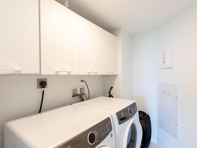 Building Photo - 330 Sunny Isles Blvd