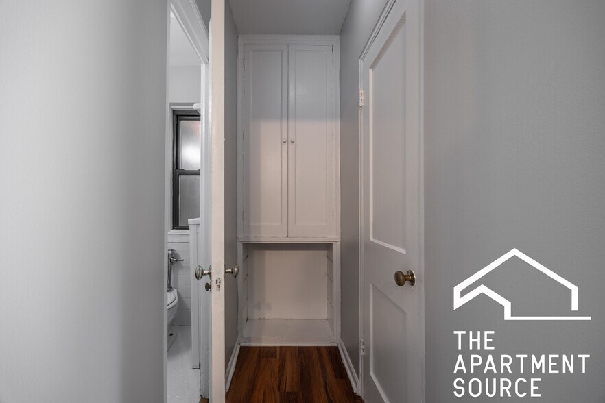 Building Photo - 1140 N La Salle Dr