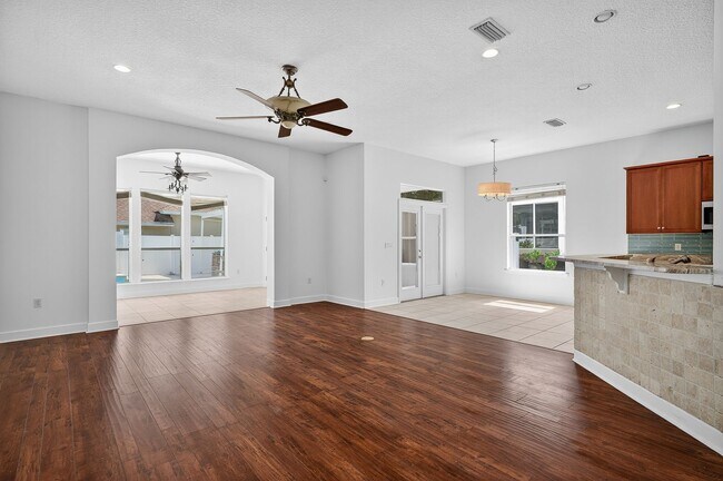Building Photo - Gated Community!