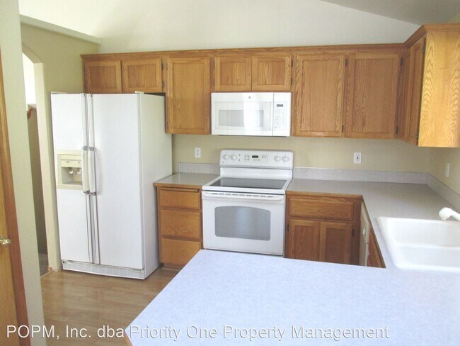 Building Photo - 3 br, 2.5 bath House - 546  SE Beavercreek...