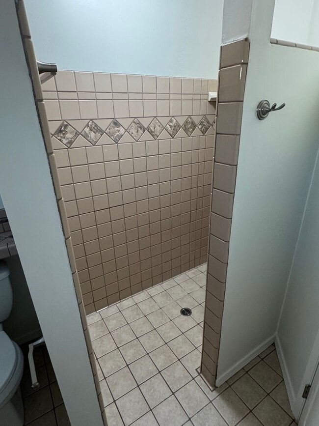 Building Photo - 5 Bedroom, 3.5 Bath, Beautiful 1,856 SQ FT...