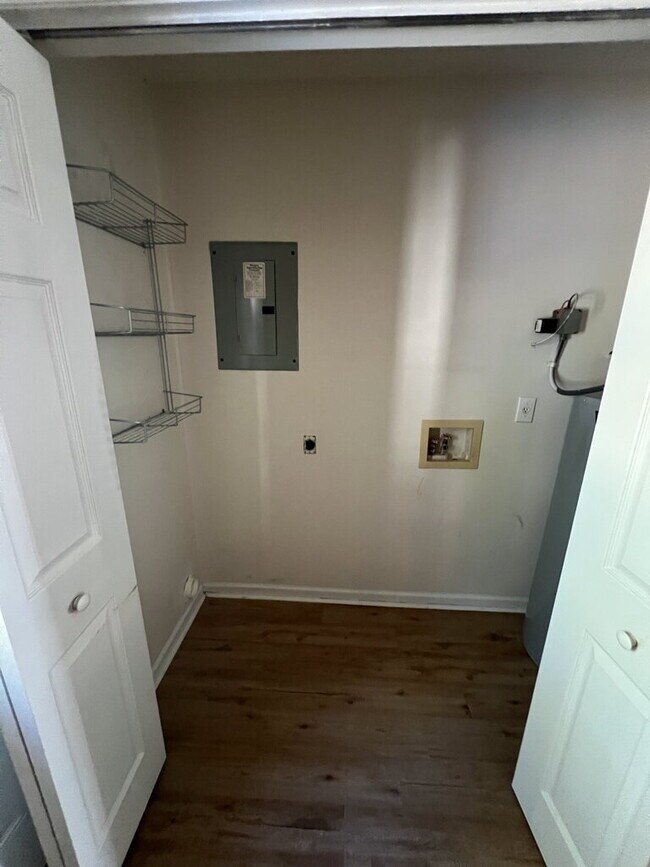 Building Photo - 212 Live Oak Ct