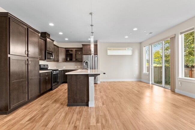 Building Photo - 3Bd/2.5Ba Lynnwood Home