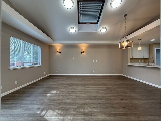 Building Photo - Nice and bright detached single-family res...