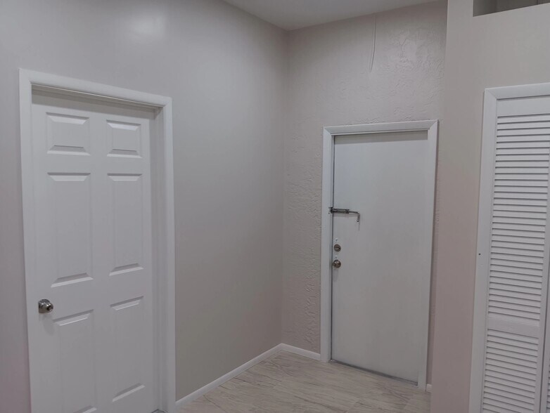 Front Entrance Way - 7195 Reymoor Dr