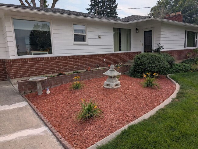 Building Photo - Huge Reno Addition House - Pet-Friendly!