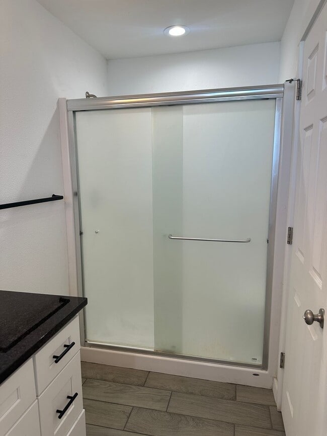 Building Photo - Recently Remodeled, Large 1 bedroom Duplex