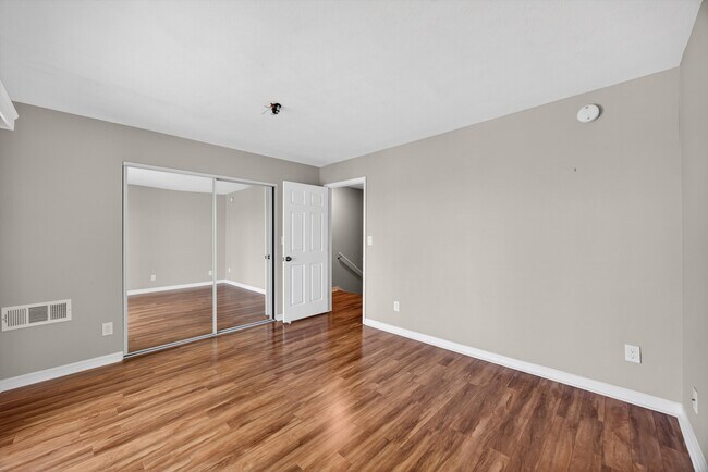 Building Photo - 83 Comares Ave