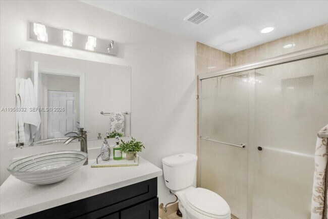 Building Photo - 1820 Vista Way