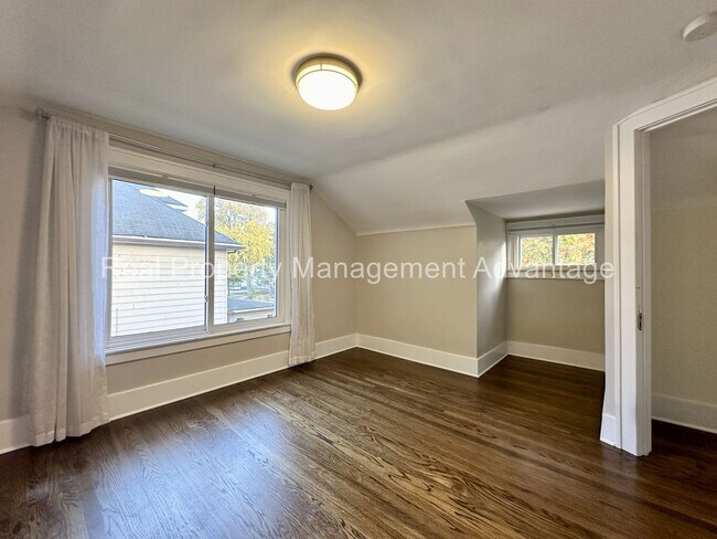 Building Photo - 310 W Hazelhurst St