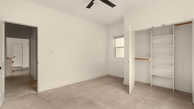 Building Photo - 402 E Ash Dr