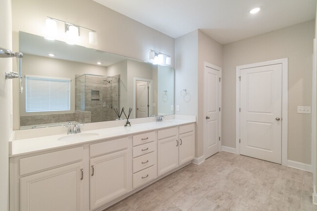 Building Photo - Spacious & Elegant 4 Bedroom Home in Fort ...