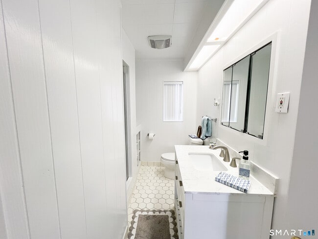 Building Photo - 54 Milesfield Ave