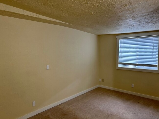 Building Photo - Updated Spacious Home!