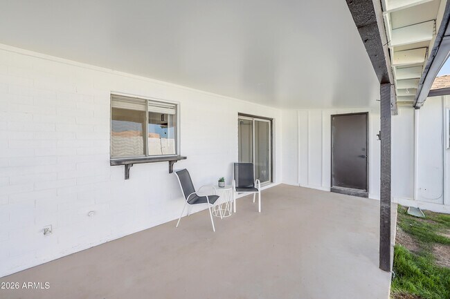 Building Photo - 1018 W Ivanhoe St