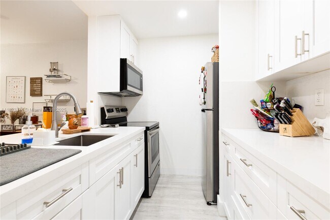 Building Photo - 10400 SW 108th Ave