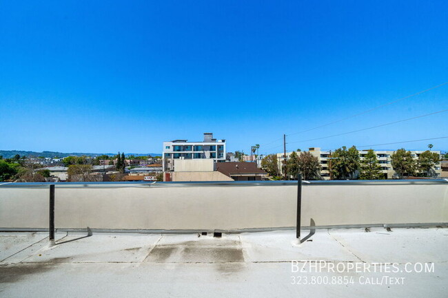 Building Photo - Beautiful Modern Duplex in the heart of No...