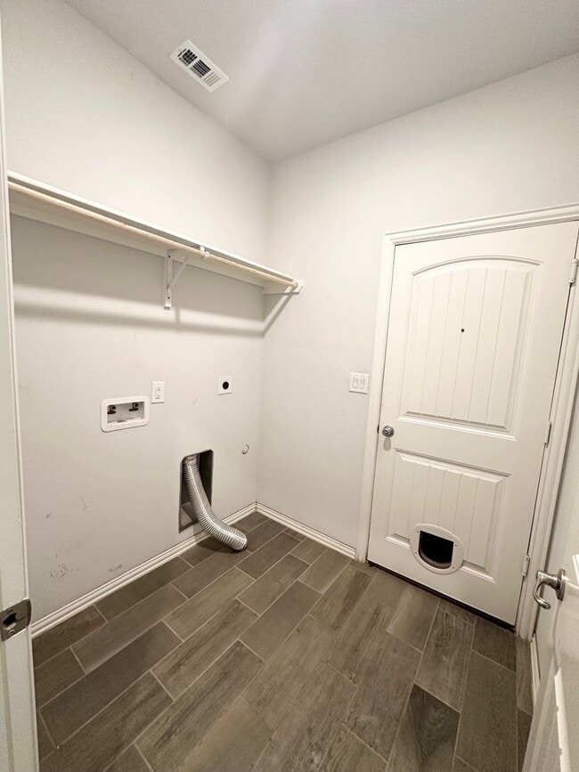 Building Photo - 4 Bed 2 Bath W/ BONUS ROOM Ready to Rent A...