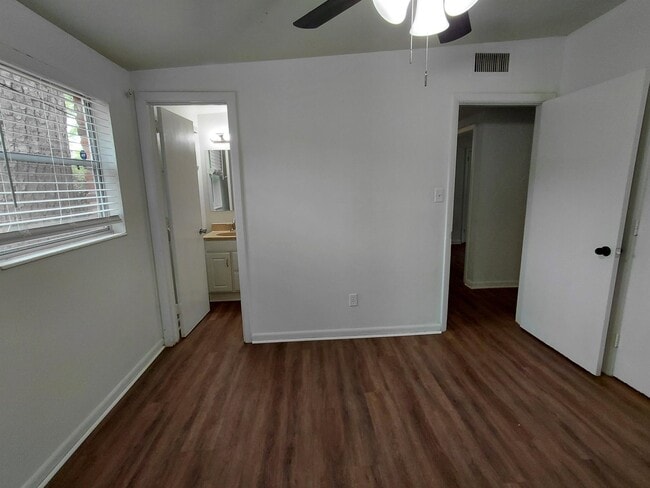 Building Photo - 2412 Almond Dr
