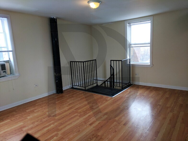 Primary Photo - 627 W Oakdale Ave
