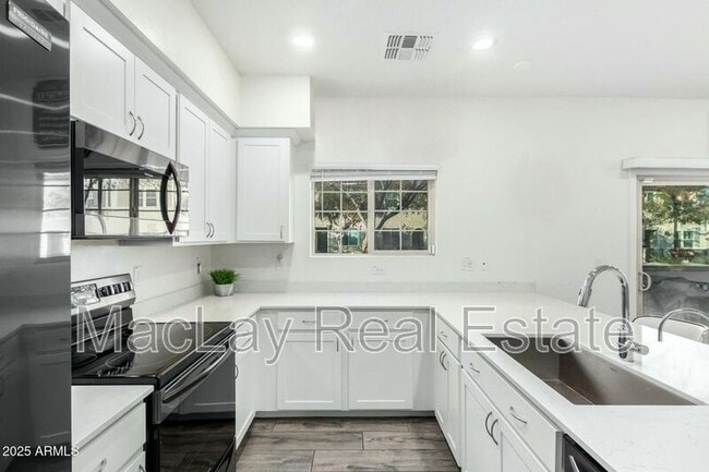 Building Photo - 1918 E Bridgeport Pkwy