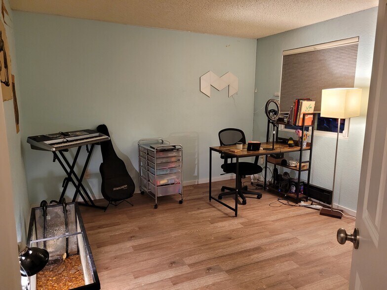 Spacious second bedroom - 15707 4th Ave S