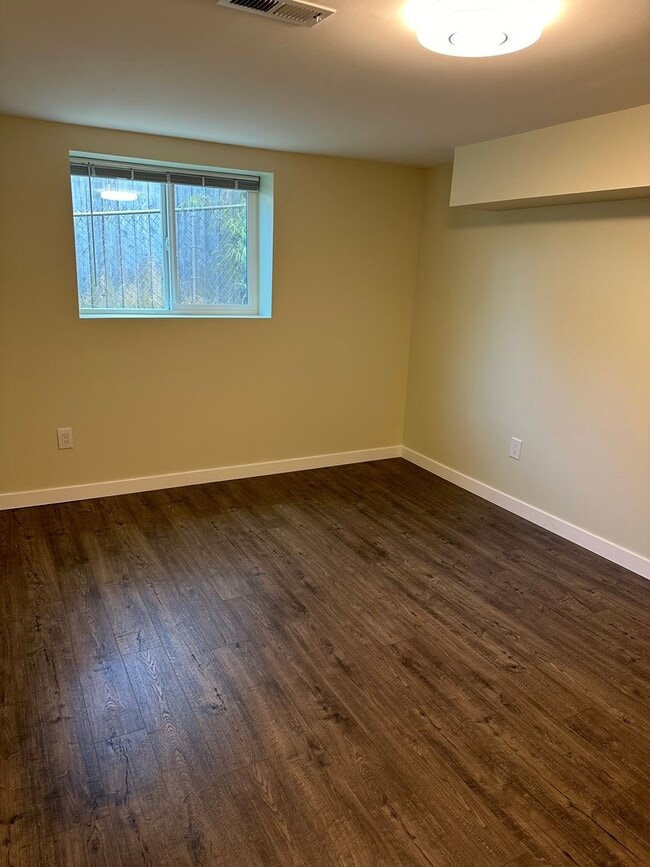 Building Photo - Available Now! 4 bed, 2 bath house in Shoreline!