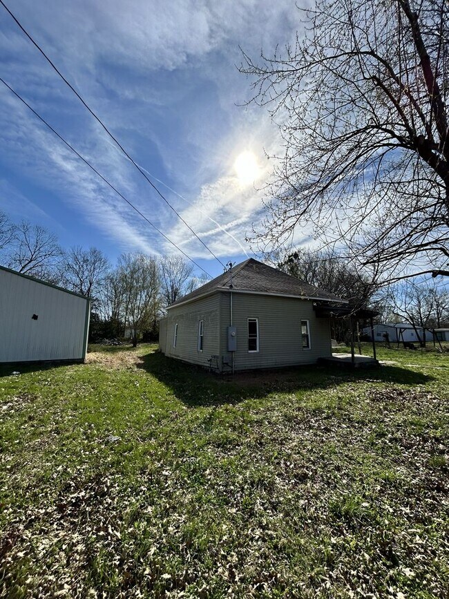 Building Photo - 305 S Sims St