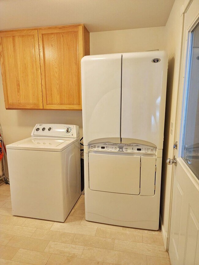 Building Photo - Beautiful 3 Bed 2.5 Bath Waterfront Home in Sammamish