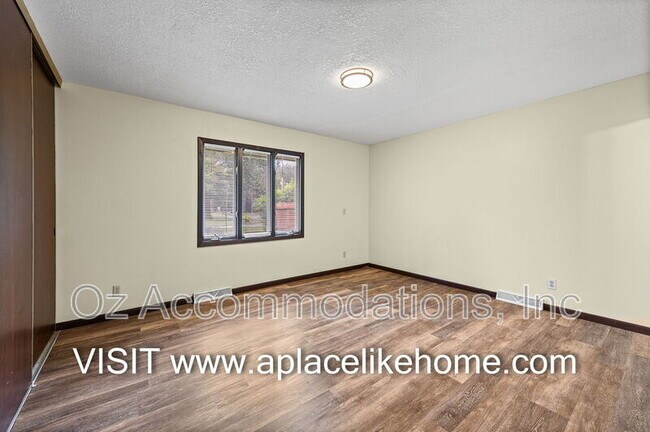 Building Photo - 608 E 78th St