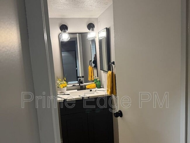 Building Photo - 1801 Ridgehaven Ct