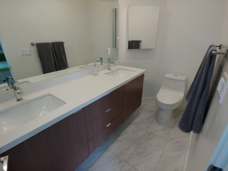 Building Photo - 654 N Virgil Ave