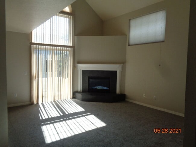 Building Photo - 2 BR/2 1/2 BA Townhouse in Gated Littleton...