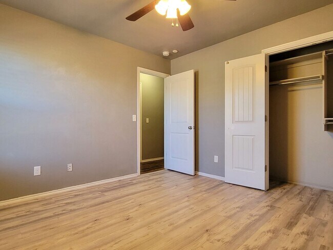 Building Photo - Introducing a charming 3-bedroom, 2-bathroom house located in the desirable area of Edmond, OK.