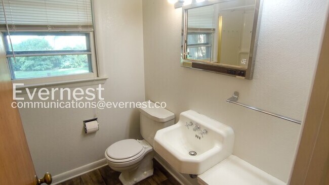 Building Photo - 2 Bed, 1 Bath Home with Fenced Yard / Available Soon!