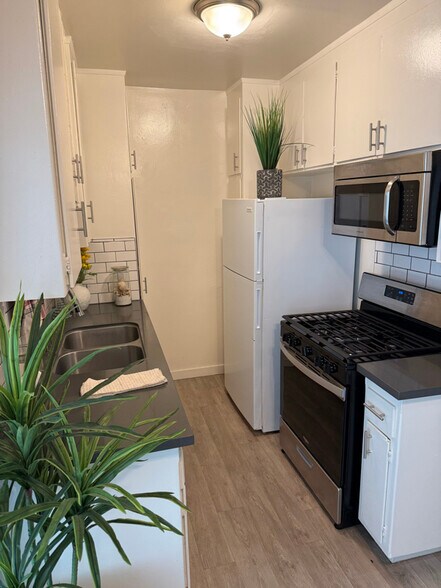 Building Photo - 3337 S Durango Ave