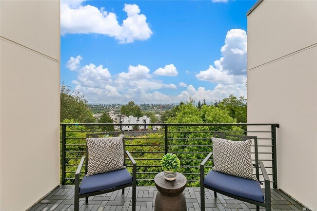 Building Photo - Newer 2 Bed/ 2 Bath Townhome in North Beacon Hill