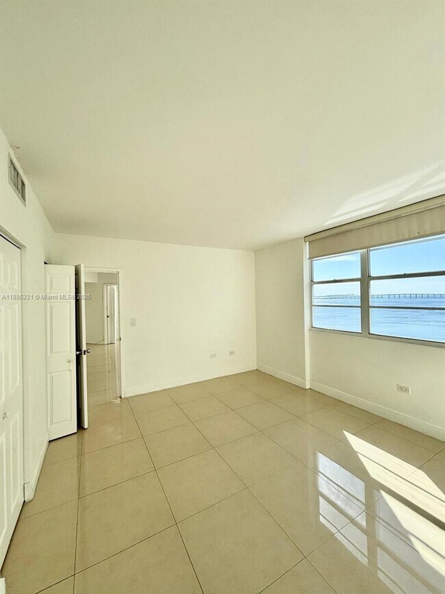 Building Photo - 801 Brickell Bay Dr