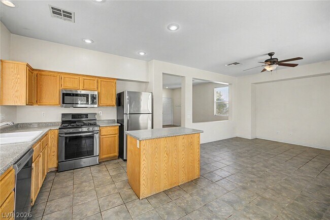 Building Photo - 2392 Predera Ave