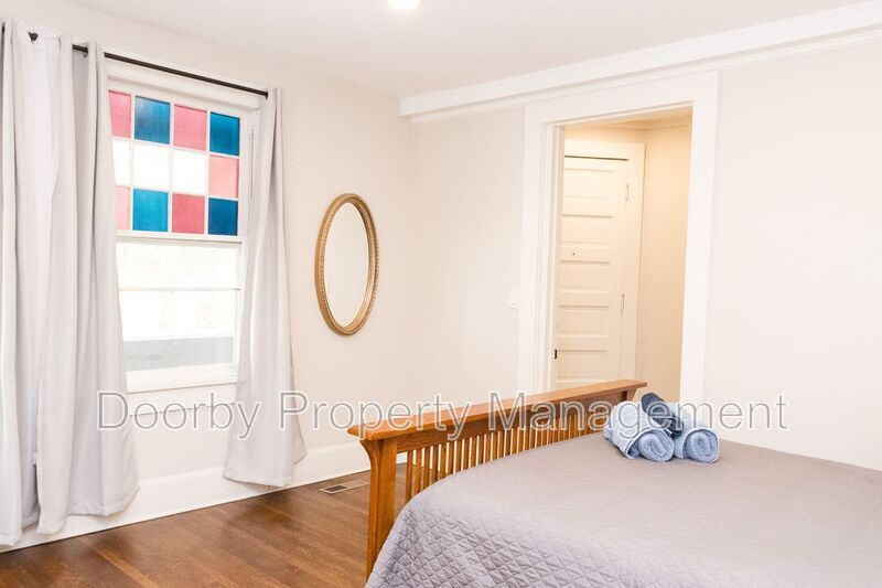 Building Photo - 621 Fortwood Pl