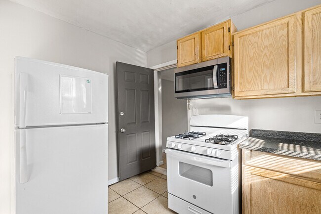 Building Photo - 1850 Hillsdale Dr