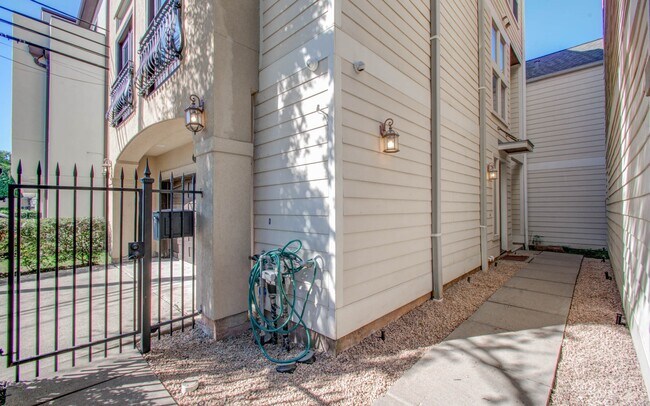 Building Photo - 517 Fowler St