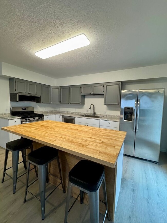 Building Photo - 136 Trumpeter Ave