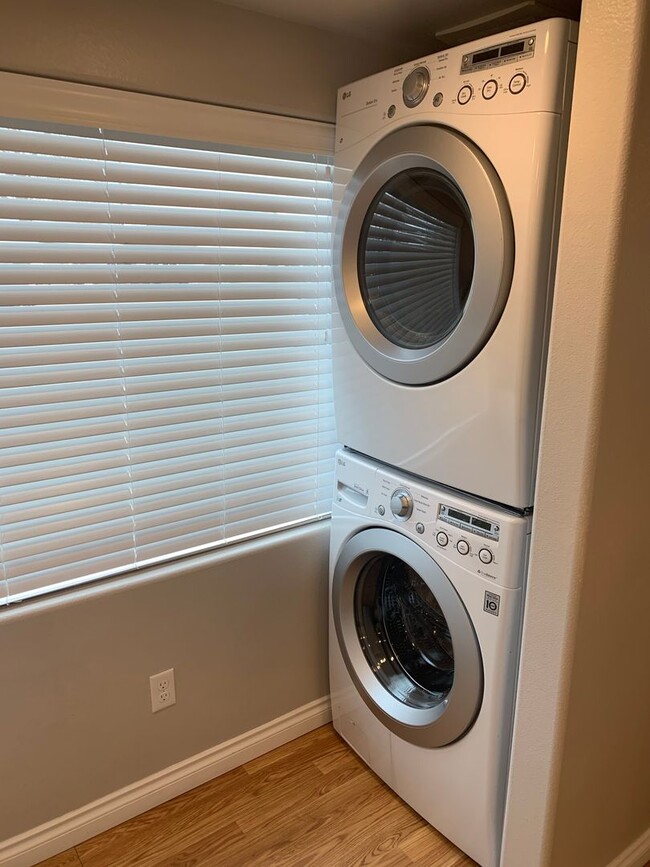 Building Photo - Adorable Two Bedroom One Bath on Cul De Sa...