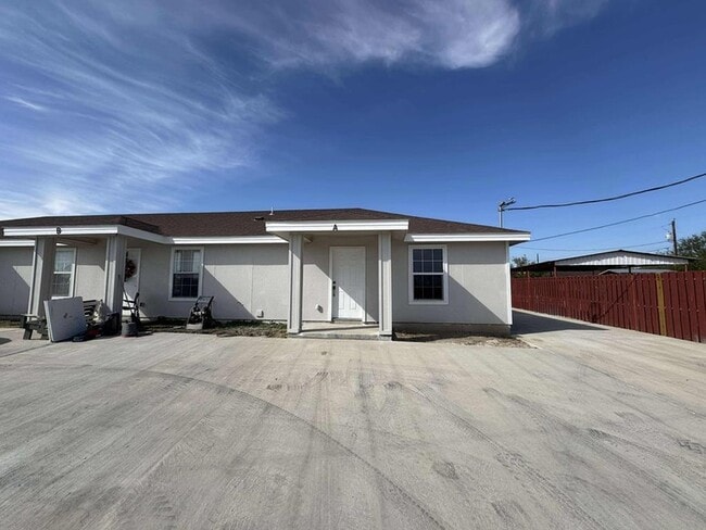 Primary Photo - 423 Fresno St
